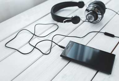 攀上高枝！比亚迪重金赞助曼城，网友调侃：王钰栋有望踢欧冠